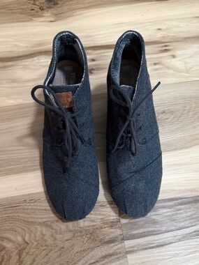TOMS Gray Wedge Heels Size 9.5 | Lace-Up  Booties Felt Winter Woman Shoes